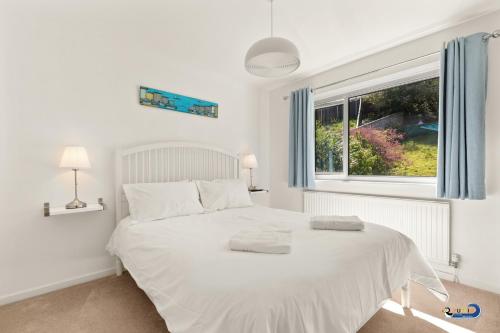 Postel nebo postele na pokoji v ubytování Am Byth - Luxury Cottage, Sea Views
