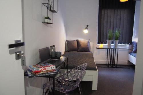 Habitación pequeña con cama y escritorio. en Apartamenty KopeX, en Küstrin