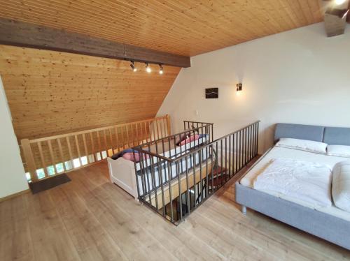 sypialnia z łóżkiem, łóżeczkiem dziecięcym i kanapą w obiekcie Black Forest Living - Todtnauberg w mieście Ennerbach