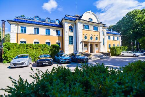 a group of cars parked in front of a building at Семеен хотел Анна-Кристина in Vidin