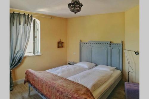 Un pat sau paturi într-o cameră la Ferienwohnung in seenaher Künstlervilla in Gstadt