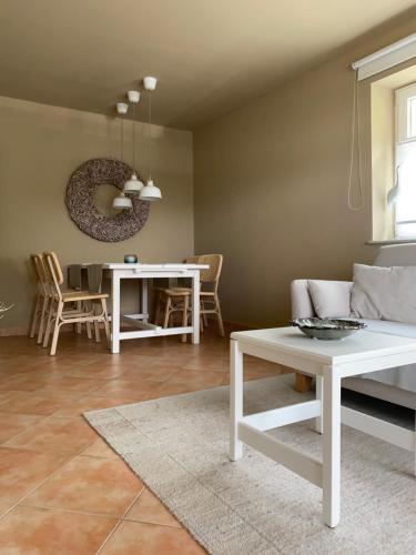 uma sala de estar com um sofá e uma mesa em Auszeit am Lindenpark em Kühlungsborn
