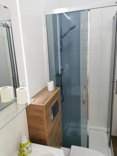 Ένα μπάνιο στο Reda apartments
