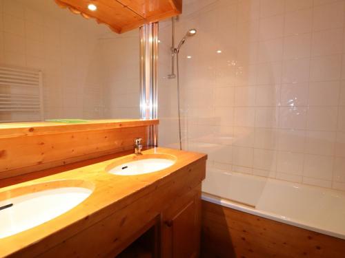 uma casa de banho com um lavatório e uma banheira em Appartement Méribel, 2 pièces, 5 personnes - FR-1-182-39 em Méribel