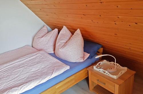 バースにあるFerienhaus Barth FDZ 031のベッドと枕が備わる小さな客室です。