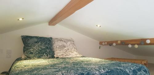 Un pat sau paturi într-o cameră la Cottage Combet Gîte Climatisé avec Jacuzzi