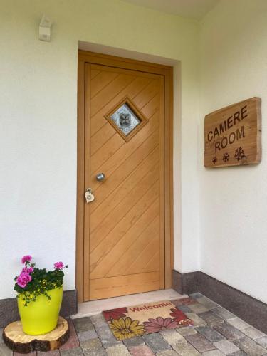 a wooden door with a sign that reads cancer room at Al Tiglio Rooms in La Valle