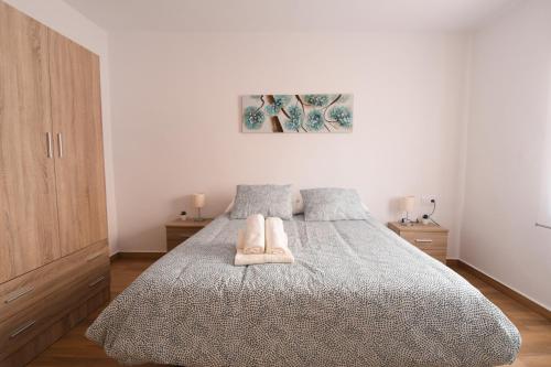 a bedroom with a bed with two towels on it at Casa Rural Alborelax in Alborea