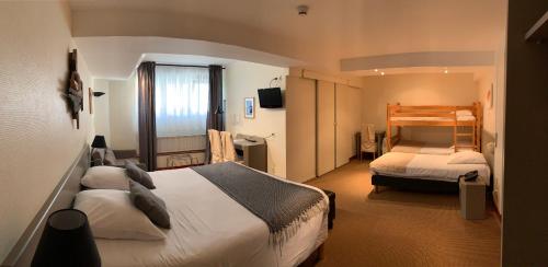 ein Hotelzimmer mit 2 Betten und einem Fenster in der Unterkunft Le Relais des Iles in Coudeville