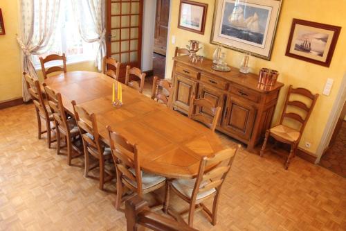 comedor con mesa de madera y sillas en Maison Theresa, en Bourth