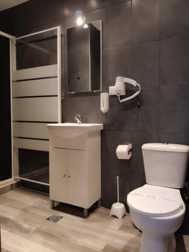 Ein Badezimmer in der Unterkunft Comfort Apartment by Prima Lodging