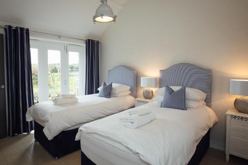 Postel nebo postele na pokoji v ubytování The Blacksmiths - Luxury Cottage, Countryside Views, Pet Friendly