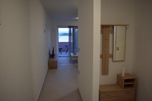 - un couloir menant à une chambre avec vue sur l'océan dans l'établissement Apartmani Jelenić, à Ždrelac