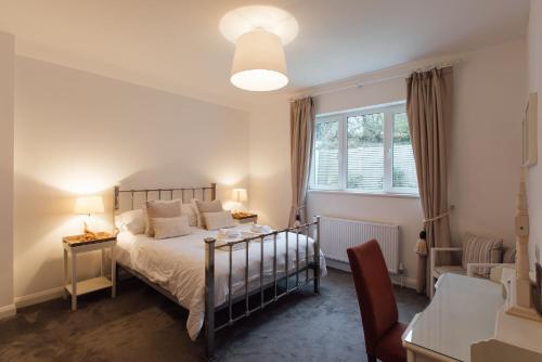 Postel nebo postele na pokoji v ubytování The Hawthorns - Large Luxury Cottage, Hot Tub, Sea Views