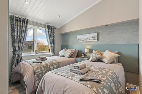 Postel nebo postele na pokoji v ubytování Trevelyn Lodge - Luxury Lodge, Hot Tub, Close to Beach