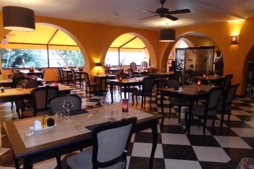 Restoran atau tempat lain untuk makan di Tropical Hotel