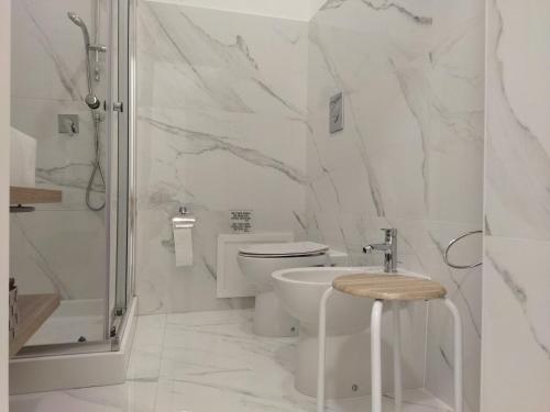 bagno bianco con servizi igienici e doccia di Guest Room historic centre a Iglesias