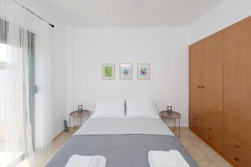 מיטה או מיטות בחדר ב-Athina's Apartment in Olive Grove