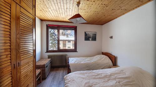 Postel nebo postele na pokoji v ubytování APPARTEMENT LUMINEUX AVEC 2 BALCONS - MORZINE - 6 PERSONNES - NANTAUX 17 B