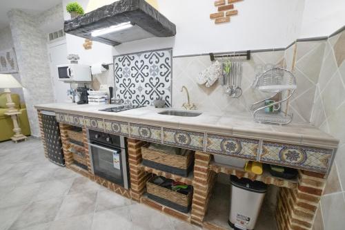 A kitchen or kitchenette at APARTAMENTO LA VEGUILLA JUNIOR