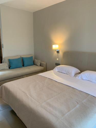 1 dormitorio con 2 camas y sofá en Estia Studios en Stavros