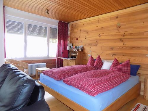 Un pat sau paturi într-o cameră la Schöne Aussicht