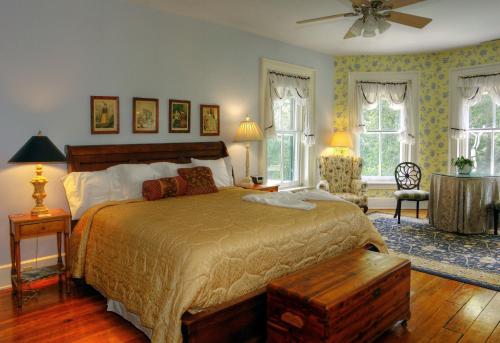 Llit o llits en una habitació de Rockwood Manor Bed & Breakfast