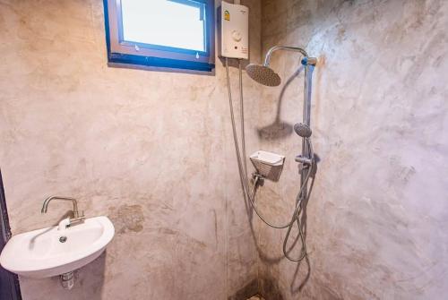 Koupelna v ubytování บ้านเดอะเมาเท่น By The Mountain Ozoneบ้านโอโซนขุนเขาแก่งกระจาน