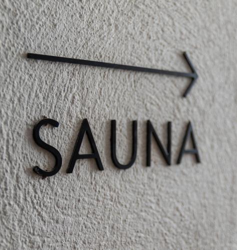 a sign with the word sauna on a wall at Sa Voga Hotel & Spa in Arenys de Mar