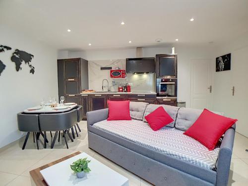 sala de estar con sofá y cocina en Stop Chez M Select Street # Qualité # Confort # Simplicité, en Saint-Fons