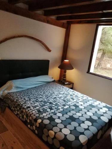 une chambre avec un lit dans une pièce avec une fenêtre dans l'établissement villa les lauriers, à Porto-Vecchio