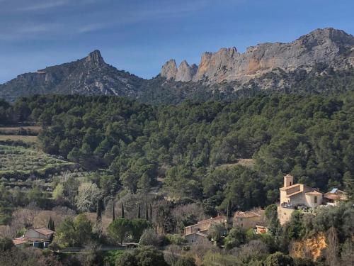 uma vista para uma montanha com casas e árvores em Chambres & Table d'Hôtes Au Soleil du Bonheur em Lafare