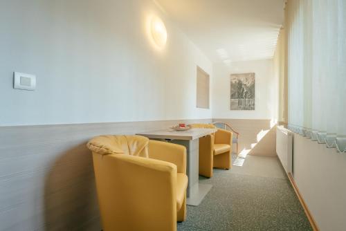 Ein Sitzbereich in der Unterkunft Garni Hotel Miklič
