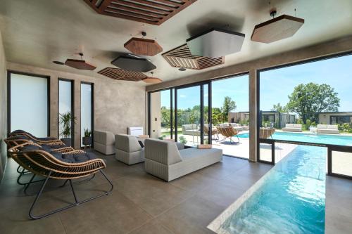Бассейн в San Servolo Wellness Homes или поблизости