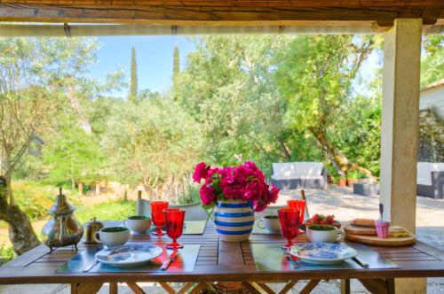 a wooden table with a vase of flowers on it at Casa da Anunciada, Countryside Retreat in Tomar