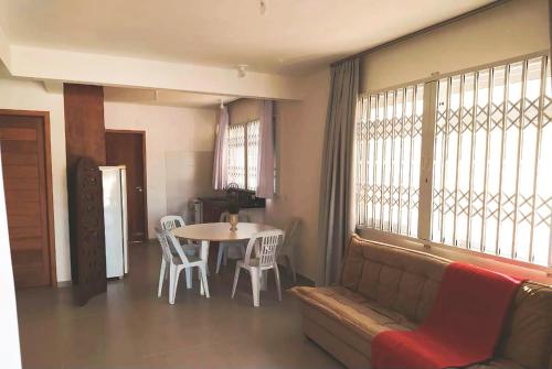 uma sala de estar com um sofá e uma mesa em Casa na praia em SC com Wi-Fi e churrasqueira em Pinheira