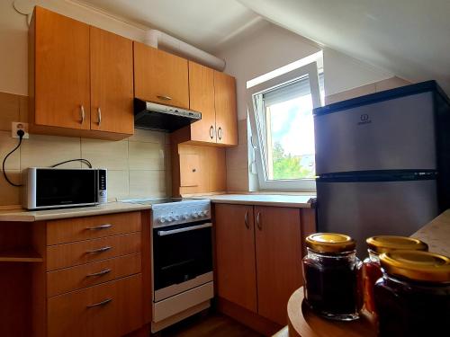 Kuchyňa alebo kuchynka v ubytovaní Nap-Hold Apartman