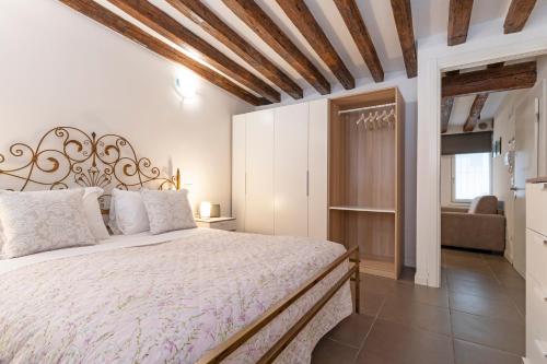 sypialnia z dużym łóżkiem i kanapą w obiekcie San Giacomo pied-a-terre house w Wenecji