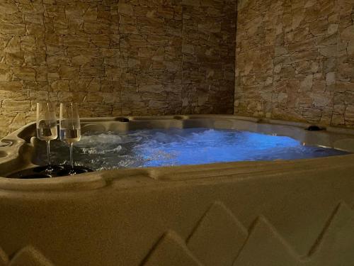 una vasca da bagno con due bicchieri da vino di Il Profumo della Natura B&B a Oriolo Romano