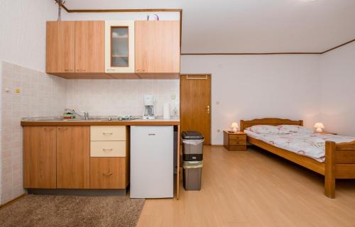Postel nebo postele na pokoji v ubytování Apartments Halovic