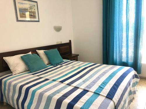 Posteľ alebo postele v izbe v ubytovaní PORT SOTAVENT 2C - Apartamento en la Marina de Empuriabrava - piscina comunitaria, - parking - vistas al canal - cerca centro y playa