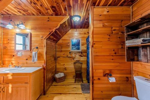 Баня в Lodge at OZK Ranch- Incredible mountaintop cabin with hot tub and views