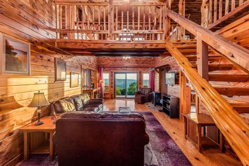 Ruang duduk di Lodge at OZK Ranch- Incredible mountaintop cabin with hot tub and views