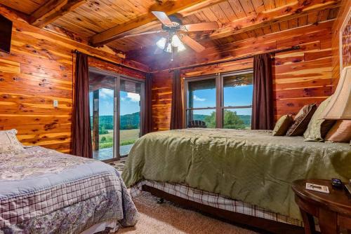 Katil atau katil-katil dalam bilik di Lodge at OZK Ranch- Incredible mountaintop cabin with hot tub and views