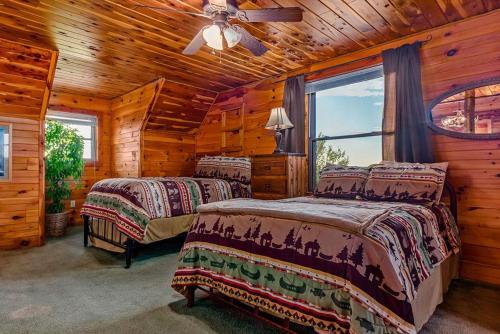 Gallery image of Lodge at OZK Ranch- Incredible mountaintop cabin with hot tub and views in Compton