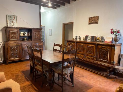 une salle à manger avec une table et des chaises en bois dans l'établissement Gîtes des châteaux - gite A, à Selles-sur-Cher
