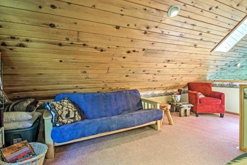 Χώρος καθιστικού στο Florissant Hilltop Hideaway with Porch and Pond Access