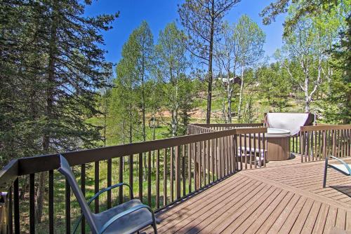Μπαλκόνι ή βεράντα στο Florissant Hilltop Hideaway with Porch and Pond Access