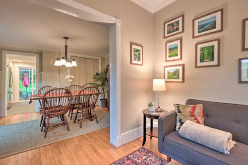 Charming Abode with Patio - Walk to Town and River!にあるシーティングエリア