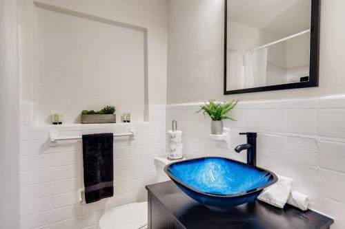 La salle de bains est pourvue d'un lavabo bleu sur un comptoir. dans l'établissement !!Coral Sands 1 Bedroom Stunner!!, à West Palm Beach
